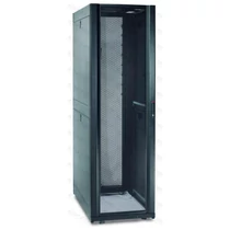 APC AR3100 NetShelter SX zárható rack szekrény 42U magas, (max.1360 kg, 600mm széles x 1070mm mély) fekete APC