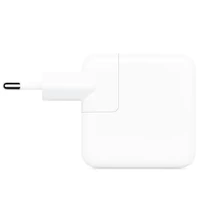A 30 wattos USB-C hálózati adapterrel otthon, az irodában és útközben is gyorsan, hatékonyan töltheted fel készülékeid akkumulátorát. Noha ezzel a hálózati adapterrel bármilyen USB-C kompatibilis eszköz tölthető, az Apple a MacBook Airhez ajánlja. Bizonyo